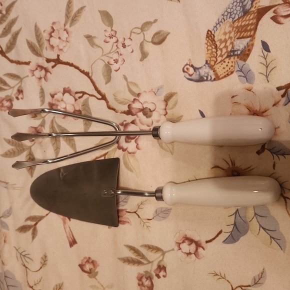 Rae Dunn Gardening Tools Plant Seed Trowel & Cultivator Heavy Duty - Picture 2 of 4